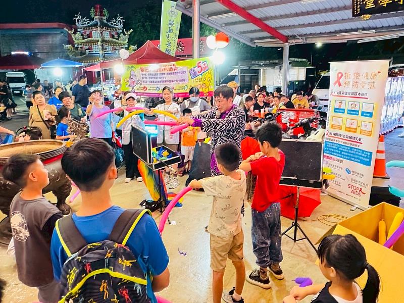嘉縣迎七夕「愛」篩要行動 夜市魔術秀FUN心篩愛滋