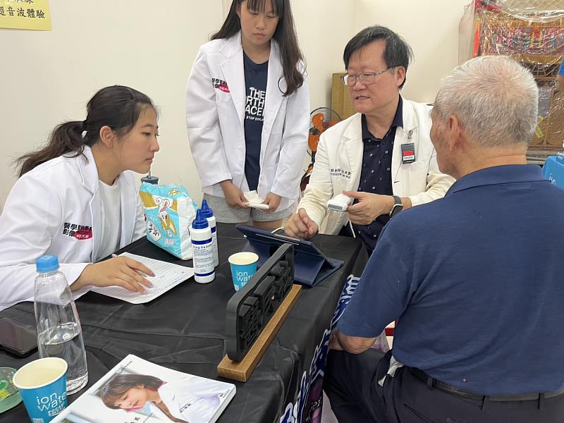 醫放系老師為民眾做甲狀腺超音波檢測