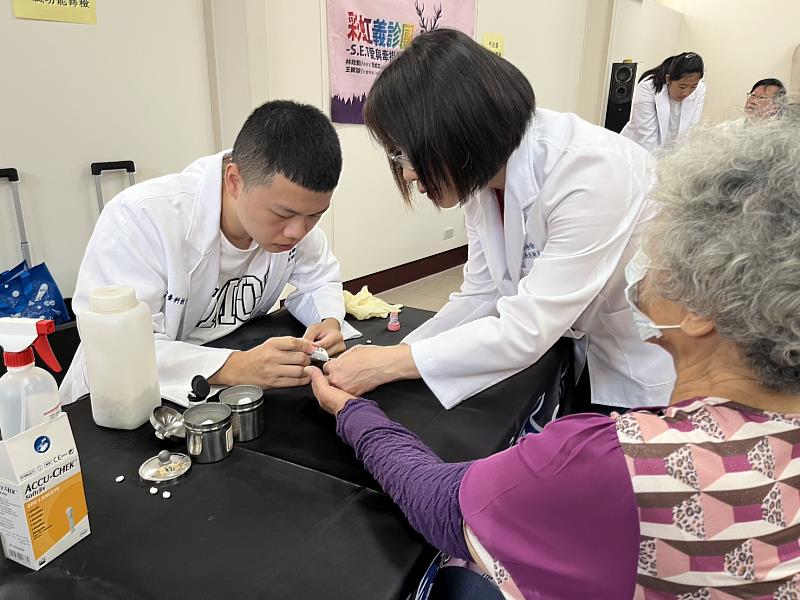 醫檢系學生為民眾做血糖檢測