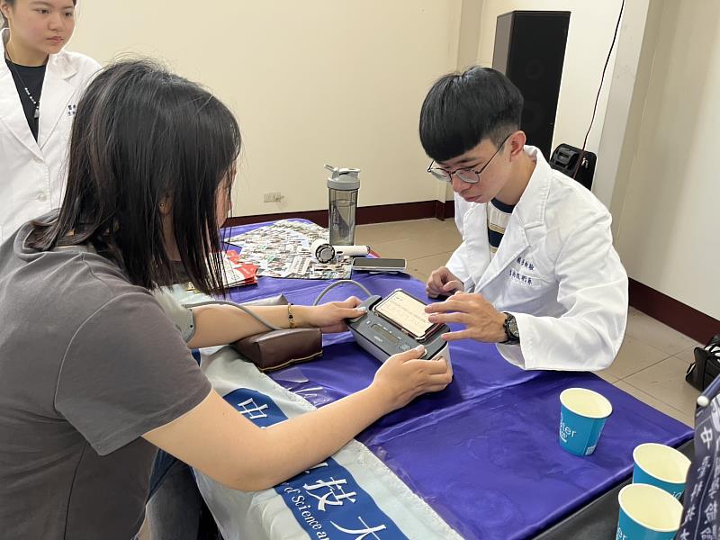醫檢系學生為民眾做血壓檢測