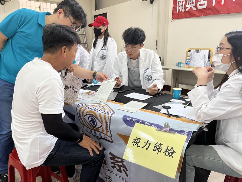 視光系學生為民眾做視力檢測