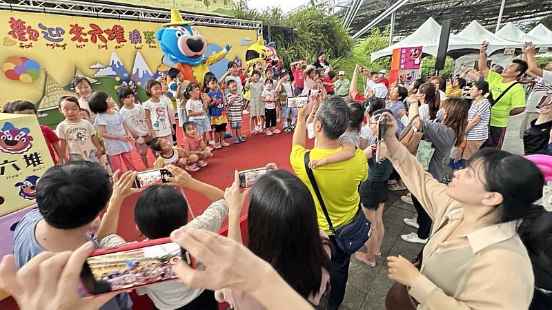 大獅兄與遊客進行互動遊戲