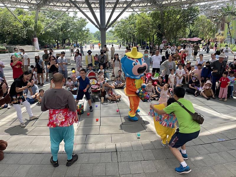 遊客熱情與大獅兄合影留念