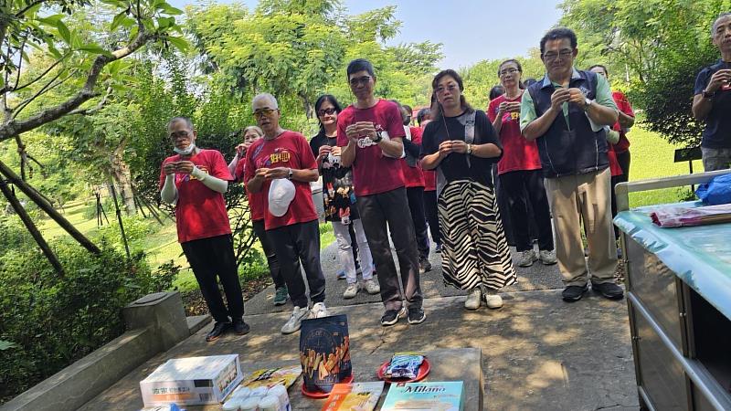 客發中心主任何金樑帶領大獅兄劇團團員跟伯公祈求活動順遂