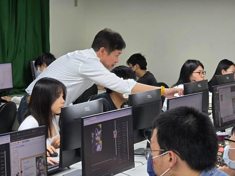 講師指導學生畫面