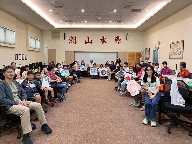 所有參與者齊聚會議室合影留念，展現學習成果與團隊合作精神。