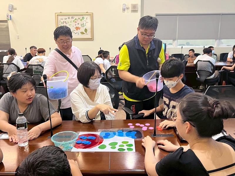 參與學員於室內進行水資源主題桌遊，透過操作與分組討論，學習水資源分配與環境永續概念。