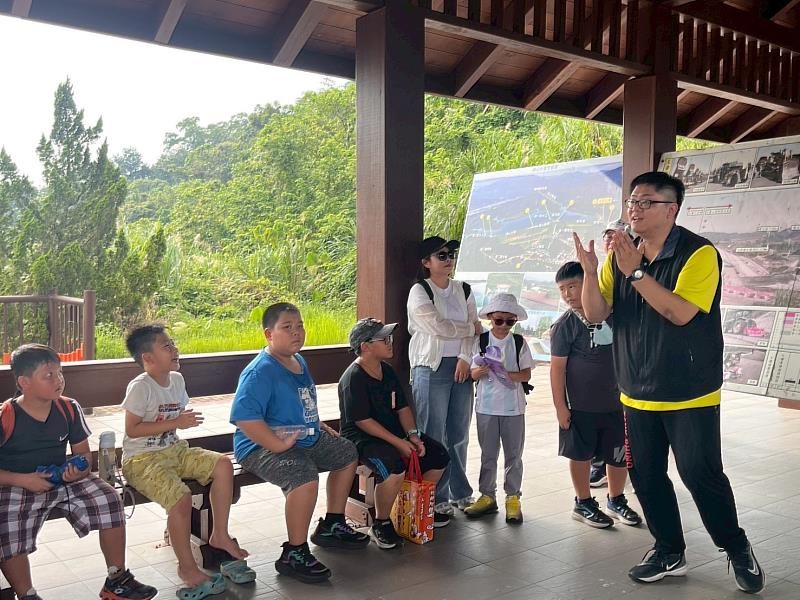 講師於湖山水庫涼亭區進行生態導覽，向學員介紹水庫設施與周邊生態環境，現場互動熱烈。