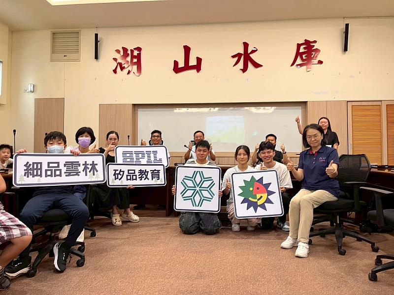 學員手持「矽品教育」、「細品雲林」等標語，展現企業參與環教行動的支持與成果。