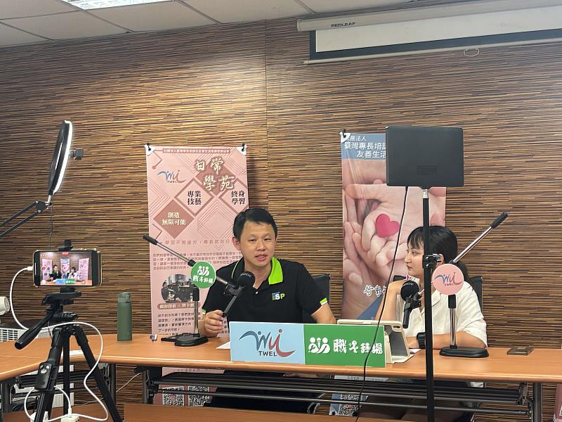 公廣系學生訪問工程師鄭宏安(左)