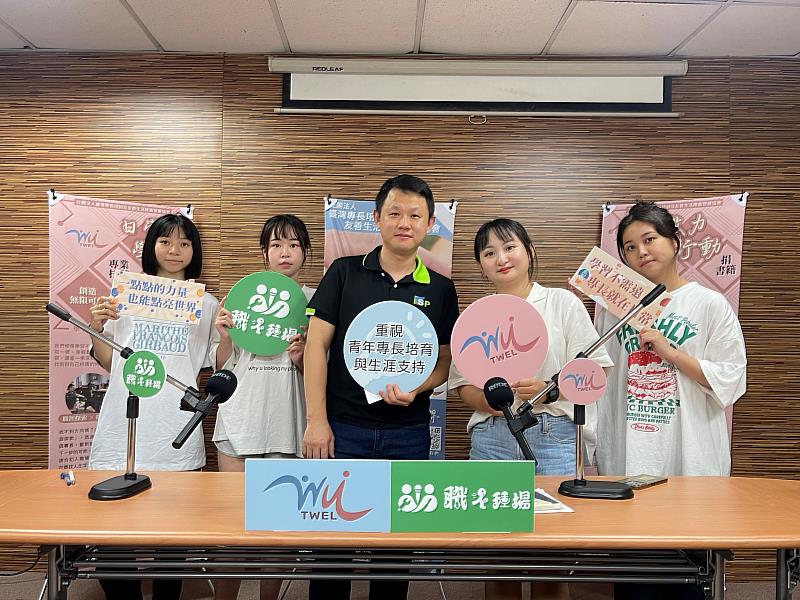公廣系畢製團隊專訪瑞賢實業經管課長鄭宏安(中)，全體合影
