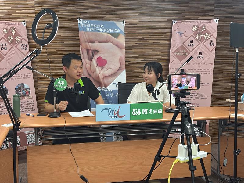 瑞賢實業經管課長鄭宏安(左)分享跨域轉職歷程