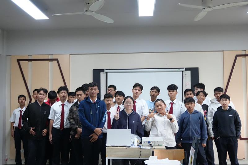 華語教學助理鄭宜琳(前排右3)、郭沛珊(前排右4)與BDI學生課後大合照
