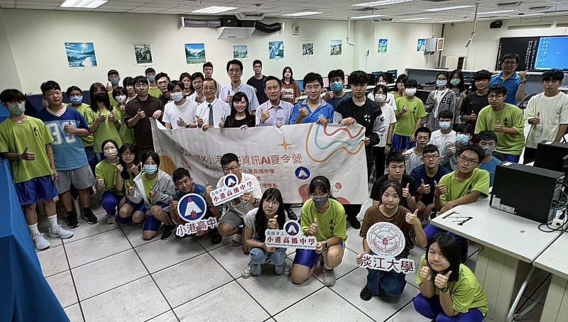 「AI資訊營」開幕當天，淡江大學蔡宗儒教務長、資管系施盛寶主任率領師資團隊親臨現場。（圖／淡江大學提供）