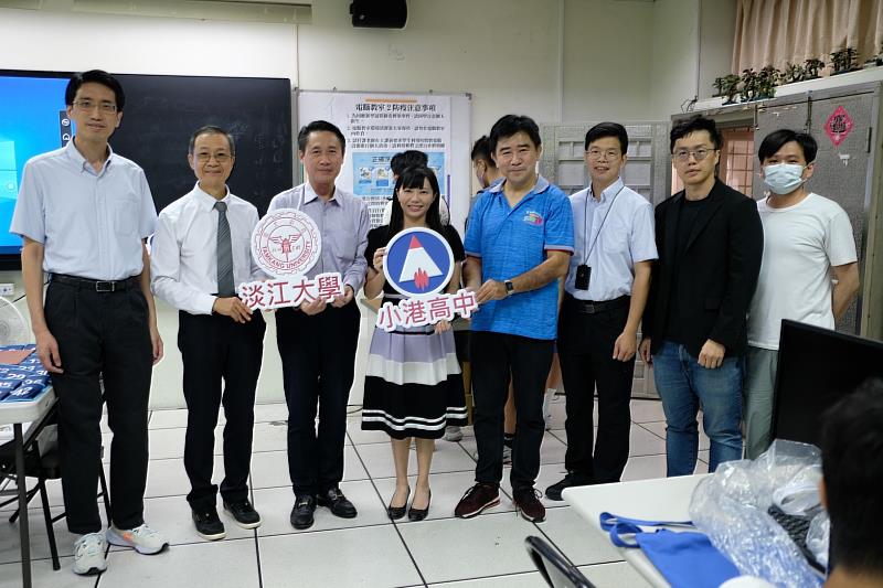 小港高中薛鈺勤校長(左4)感謝淡江大學的協助,淡江蔡宗儒教務長(左2)、資管系施盛寶主任(左1)出席開幕式。(圖/淡江大學提供)