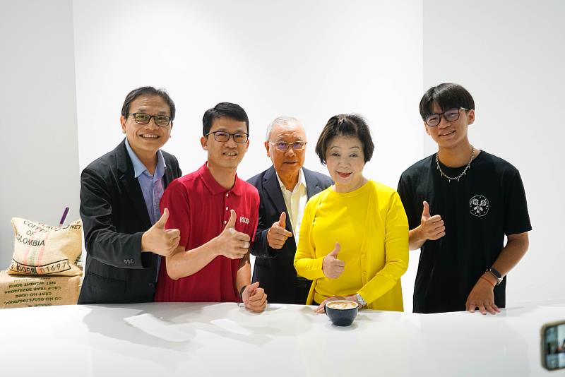 台積電慈善基金會董事長張淑芬(前排右2)蒞臨崑大國際咖啡認證中心觀摩學生專業技術並合影