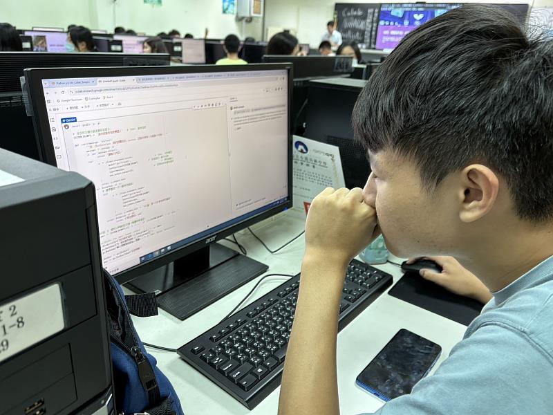 小港高中高一新生搶先體驗生成式AI魅力。(圖/淡江大學提供)