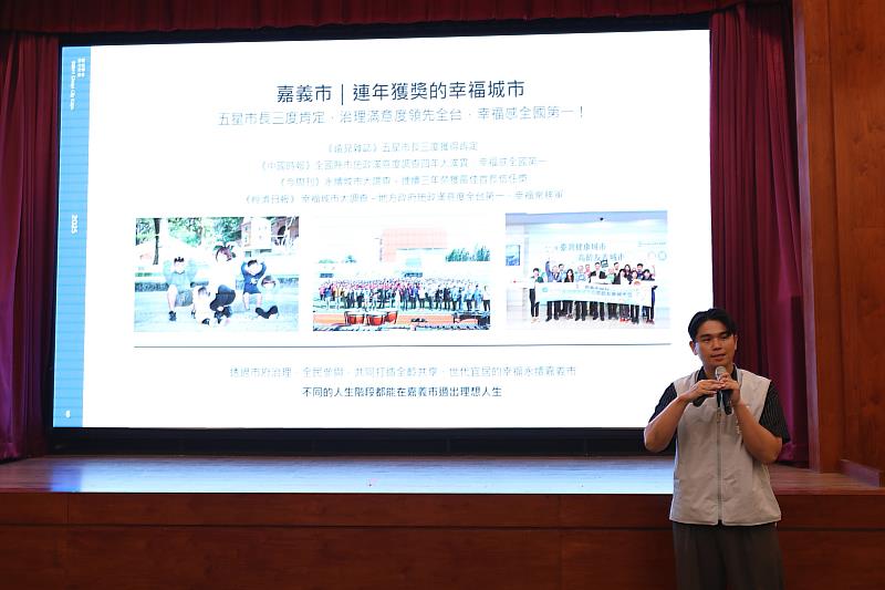 文化局長謝育哲進行320+1城市博覽會講座