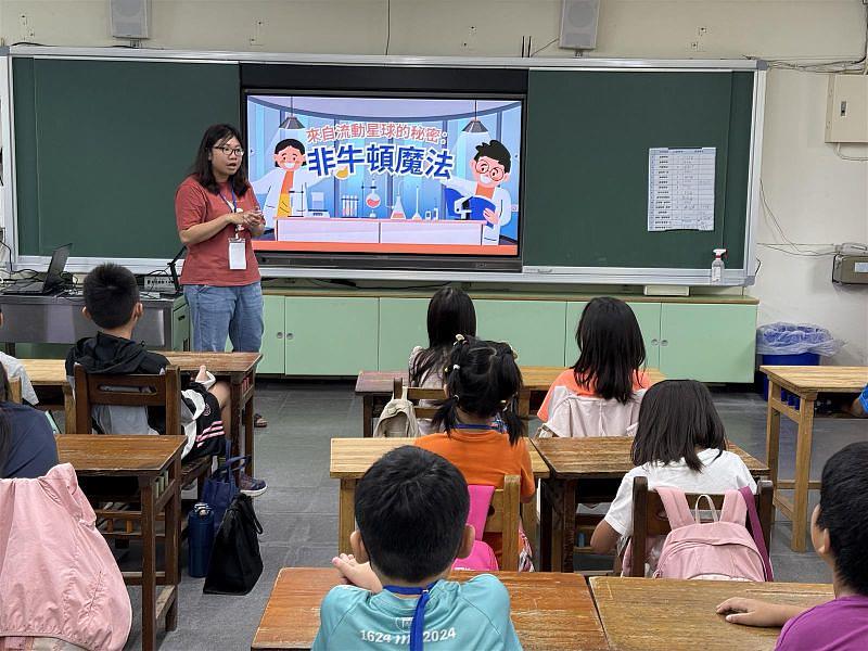 南臺科大師培生團隊友善親切的教導及多元化之教學內容,提升學生學習興趣,圖為非牛頓力學上課情形。