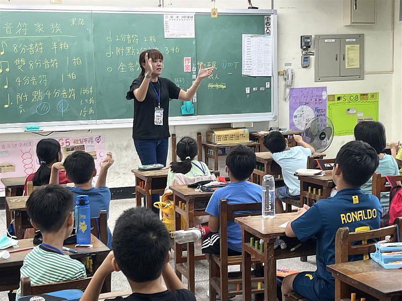 除指導暑假作業外，更設計許多豐富有趣、互動的課程，圖愛我們的家上課情形。