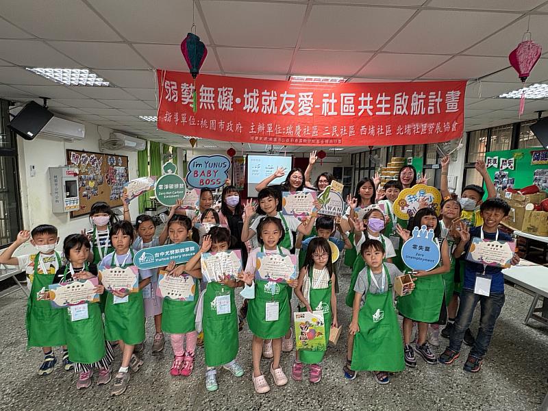 尤努斯小小創業家們共同學習財商與永續手作，拿起結業證書合影。