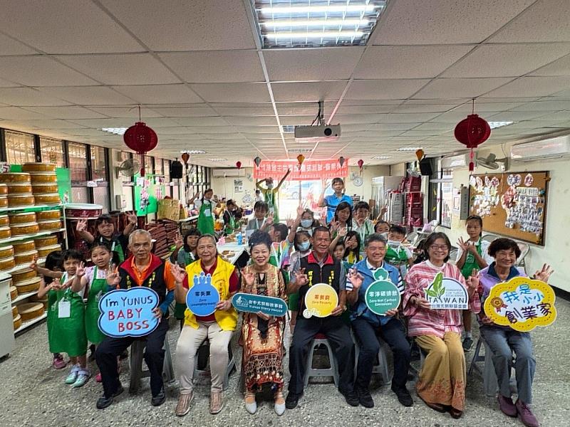 台灣尤努斯基金會蔡慧玲董事長(右2)、王絹閔執行長(左3)及桃園瑞慶、三民、西埔與北埔社區代表共同與小小創業家們合影。