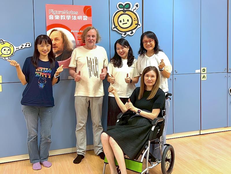 Markku Kaikkonen(後排左2)與李玲玉院長(前排右1)長年在國際間推動特殊音樂教育的交流與實踐，受到肯定。
