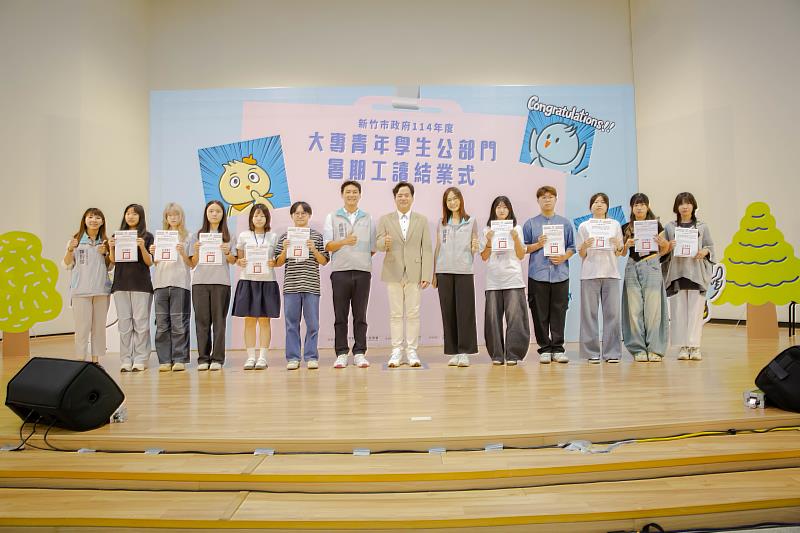 代理市長邱臣遠與獲頒證書的學生合影留念