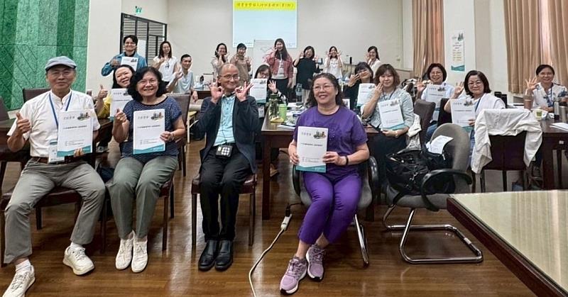 亞大副校長蔡秀芬(前排左2)、台灣閱讀文化基金會執行長何鴻鈞(前排左1)、培訓講師彭金山(前排左3)，和參與「讀書會帶領人培訓基礎班」學員合影。