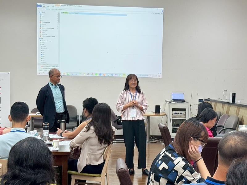 「讀書會帶領人培訓基礎班」培訓講師彭金山(左)，分享如何運用 AI 提示發想創意主題，讓讀書會更具吸引力。