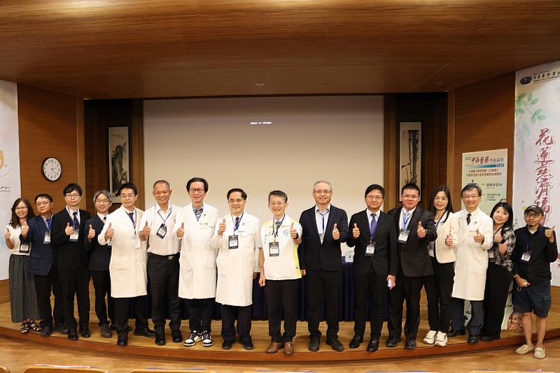 左起分別是葉秀真理事長、余政明理事長、江昂軒檢察官、楊智清理事長、何宗融理事長、周朝雄理事長、朱家祥局長、林欣榮院長、黃兆杰組長、許正次理事長、林國泰律師、胡峰賓主任委員、陳玉華檢察官、李毅法制長、徐佳俐理事長、洪維廷律師。