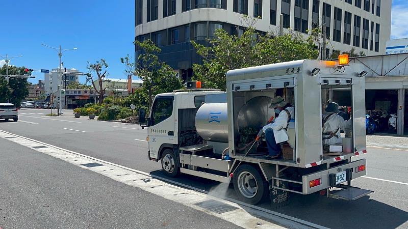加強災後防疫 臺東縣政府25日出動消毒車噴藥防治病媒蚊 並籲巡檢清除孳生源