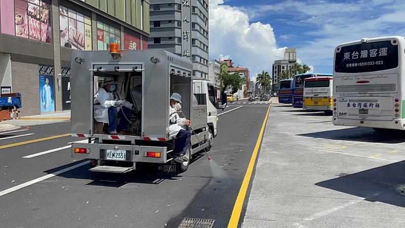 加強災後防疫 臺東縣政府25日出動消毒車噴藥防治病媒蚊 並籲巡檢清除孳生源