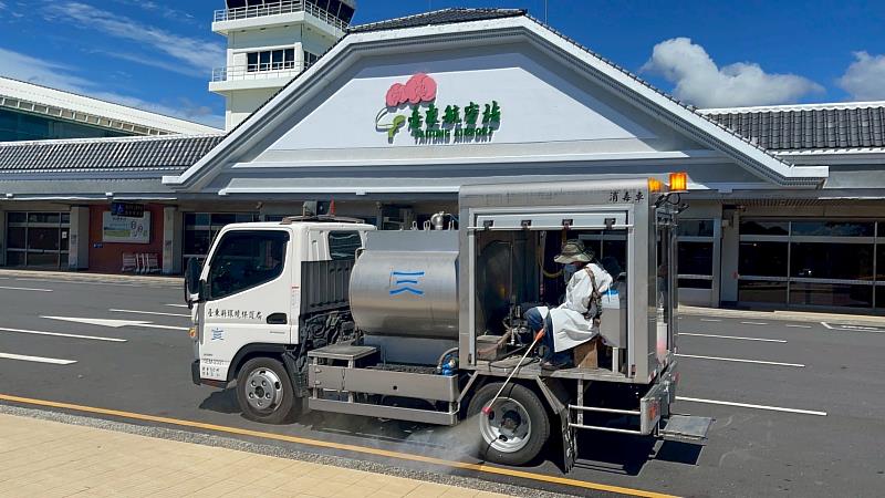 加強災後防疫 臺東縣政府25日出動消毒車噴藥防治病媒蚊 並籲巡檢清除孳生源