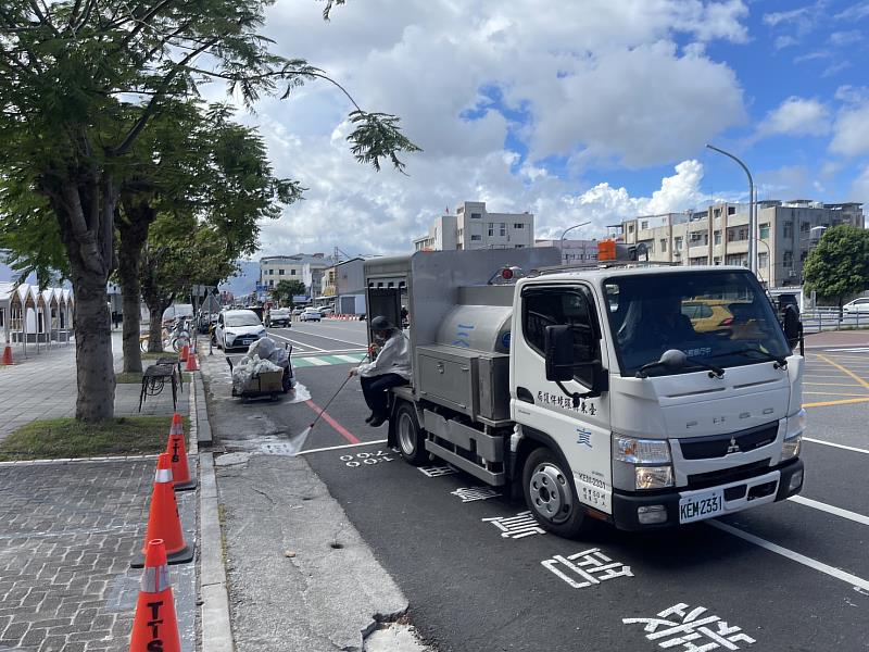 加強災後防疫 臺東縣政府25日出動消毒車噴藥防治病媒蚊 並籲巡檢清除孳生源