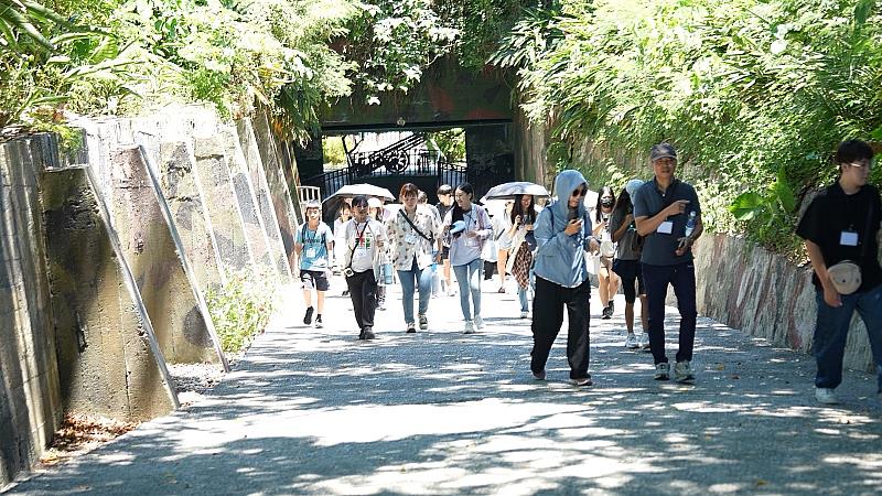 圖為花蓮女中「十五萬選我就隊」的學生，在「農好基地」實境解謎活動中，化身為導覽