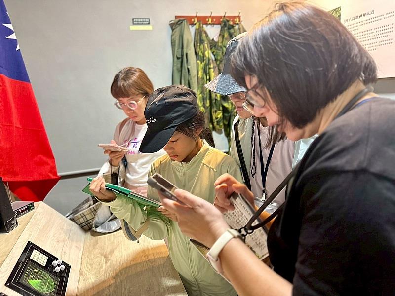 民眾在「農好基地」，透過手機與解謎道具，專注體驗結合軍事歷史的實境遊戲