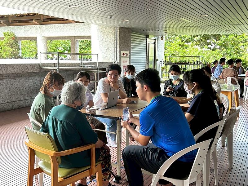 學員與長者及長照機構人員進行訪談