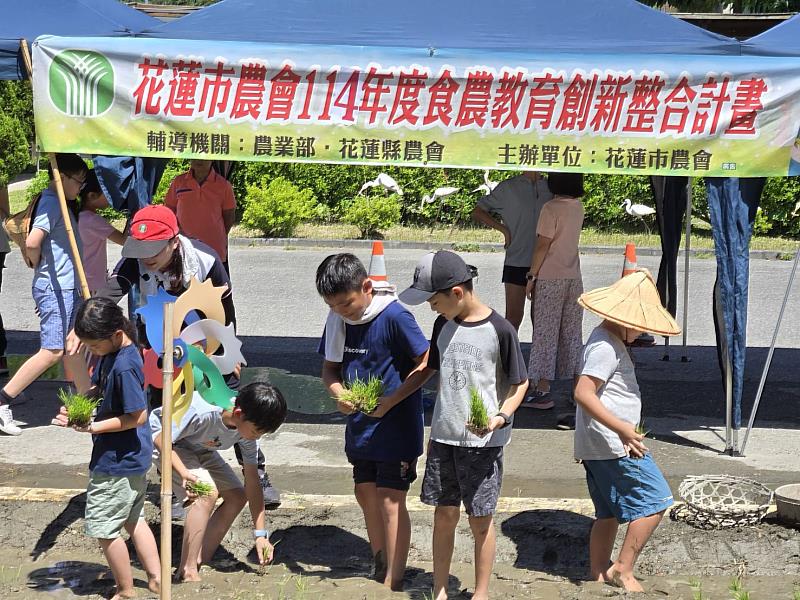 救國團花蓮終身學習中心主辦的「114年暑期兒童暑期成長營」於8月22日舉行結業式，為期8週的精彩課程在歡笑與感動中畫下完美句點。