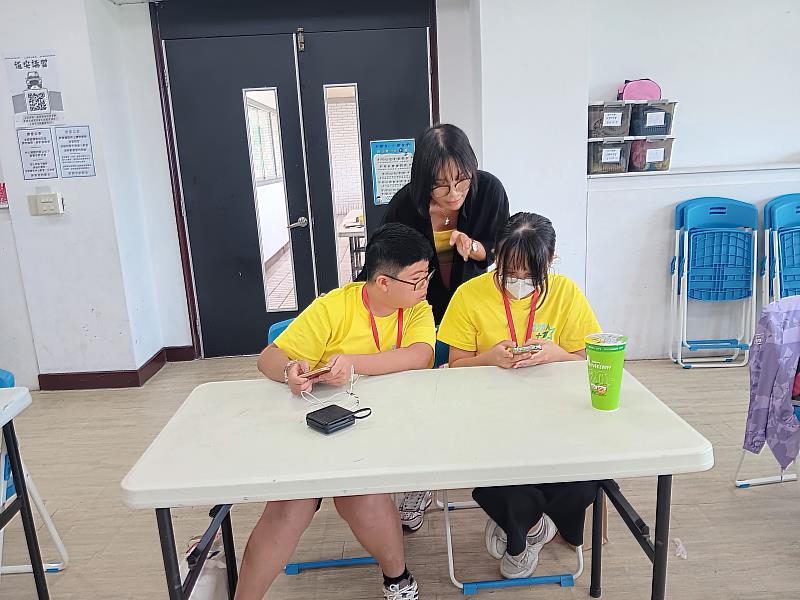 侯姵伃老師指導青少年志工剪輯影片(我是短影片小達人)