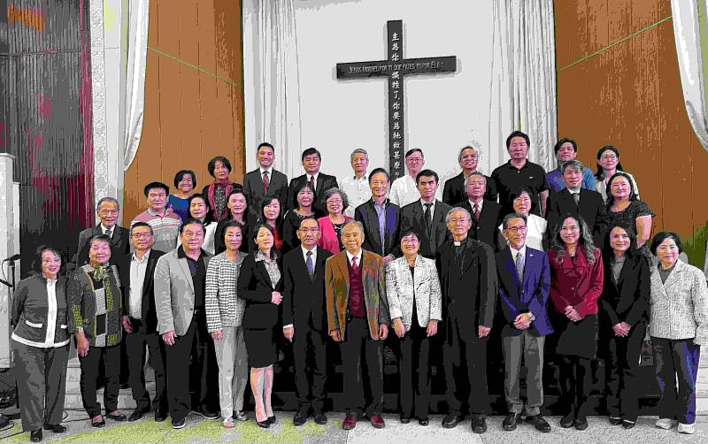 徐佳青(前排右6)和牧師、長執、僑社代表合照