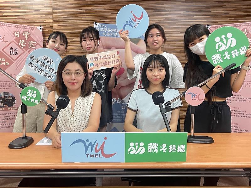 公廣系畢製規劃Podcast專訪，與受訪嘉賓翁慈吟(前排左)合影