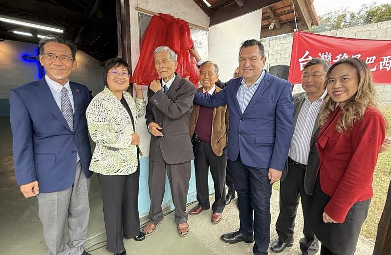 左起廖志賢、徐佳青、六家族代表紀文雄、劉學琳、尤正才、慕義市長代表 Claudio Costa、市議員Pedro Komura、朱怡靜一起揭紀念牌