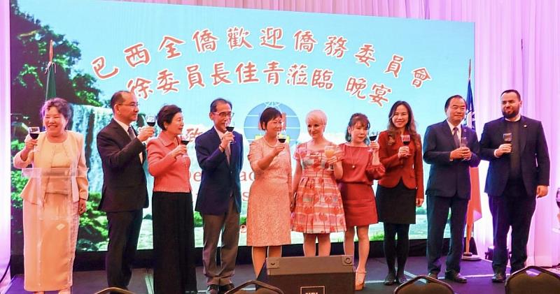 右起聖保羅州議員Gil Diniz 、僑務委員廖仁煌、朱怡靜、僑務委員陳寶玲、州議員Damaris郭、徐佳青、廖志賢、僑務委員洪呂麗月、尤正才、聖保羅中華會館理事長斯碧瑤，一起祝大家平安幸福