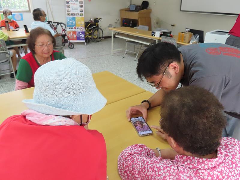 六甲DOC教長輩如何使用變臉APP改變髮色以及笑容
