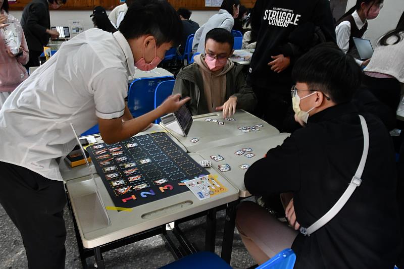 南大教育學系學生於教室討論課程設計，體現活潑的互動教學