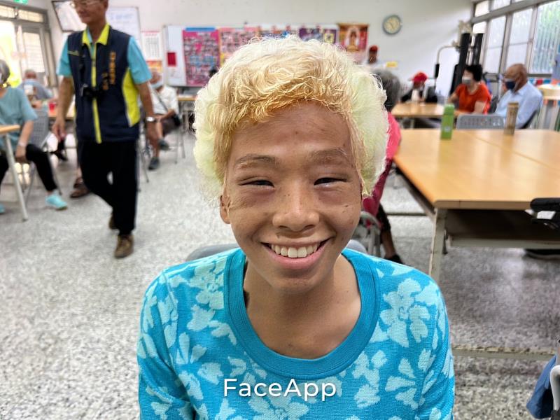 學員透過APP將原本的白髮變成一頭金髮
