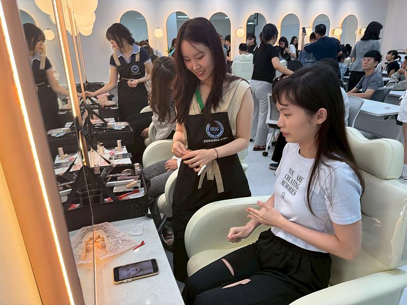 時尚系學生於韓國 Beauty 課程中擔任助教，指導妝容技巧，並與學員分享流行彩妝趨勢