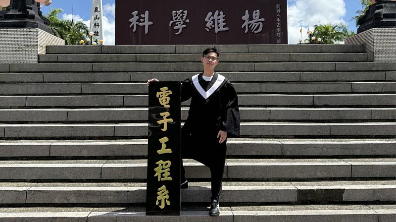 電子系蘇秉宏在學期間雙主修，再錄取7系研究所