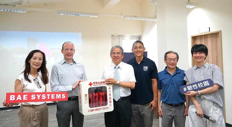 BAE Systems 捐贈「止血箱」給聖約翰科大，象徵守護校園安全的承諾，由唐彥博校長（左3）代表接受。